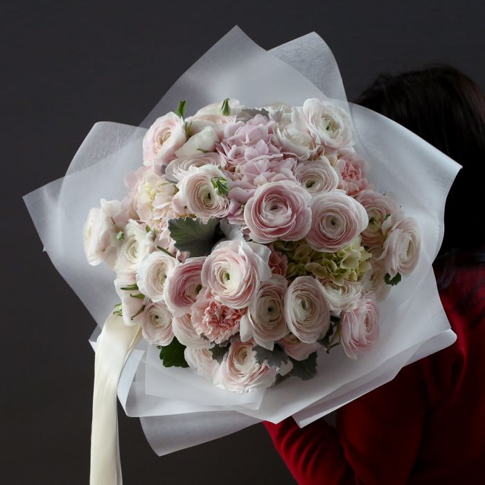 Букет ранункулюсов и гортензий. ― Мята