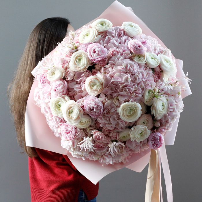 Ранункулюсы и гортензии. ― Мята