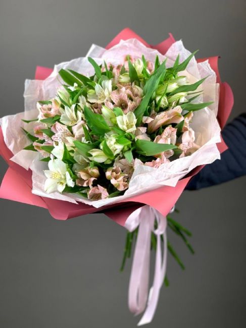 Букет из альстромерии в яркой упаковке