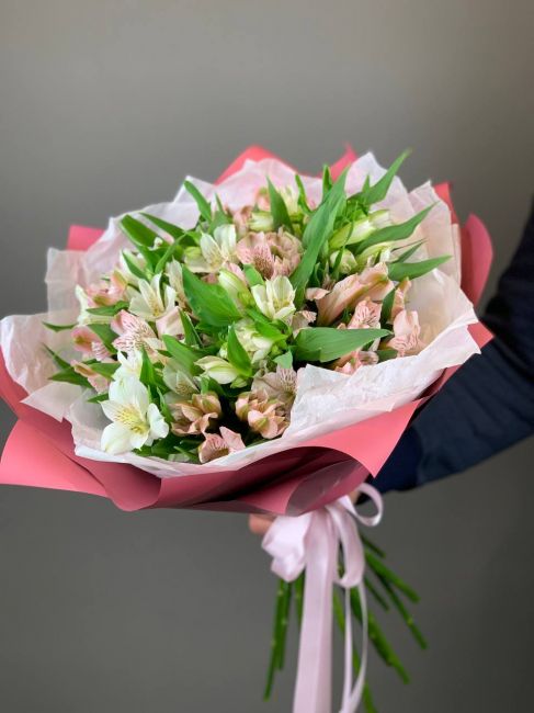 Букет из альстромерии в яркой упаковке