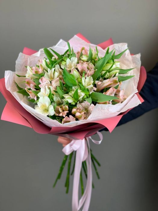 Букет из альстромерии в яркой упаковке ― Мята