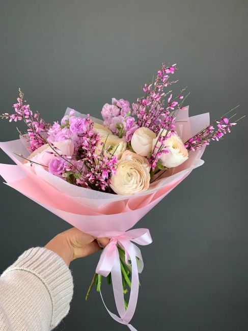 Ранункулюсы с генистой 