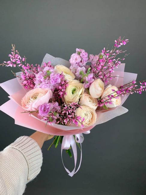 Ранункулюсы с генистой 