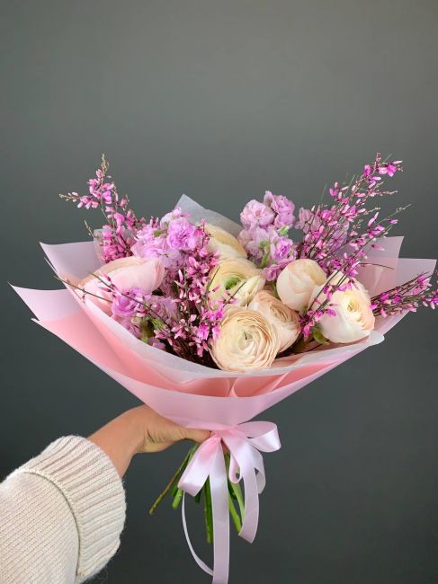 Ранункулюсы с генистой 