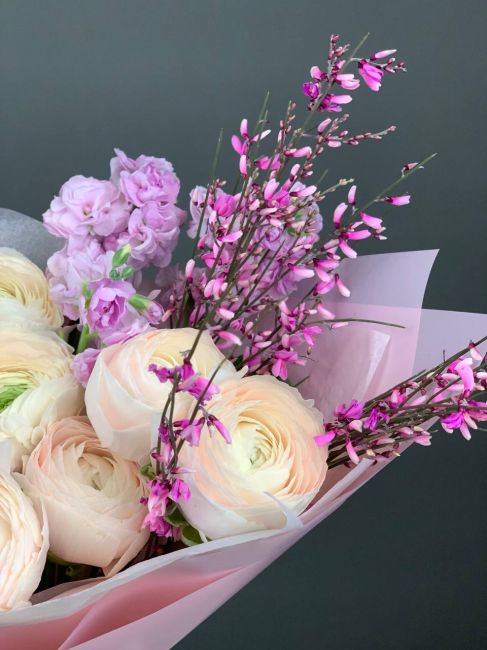 Ранункулюсы с генистой 