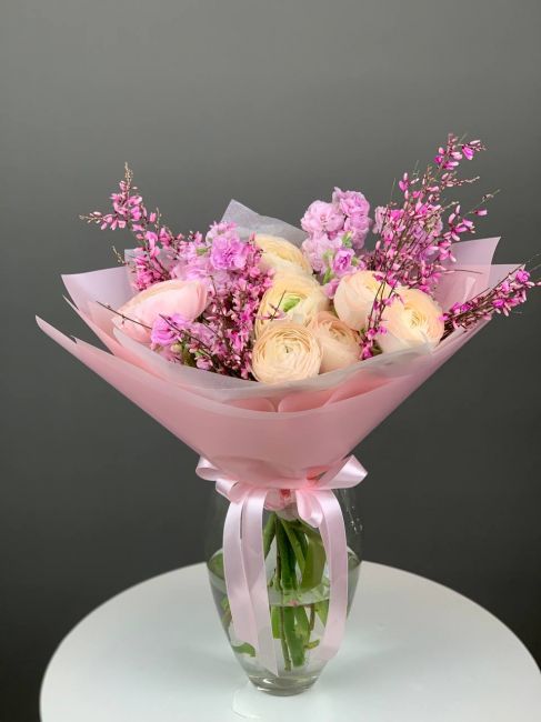 Ранункулюсы с генистой 