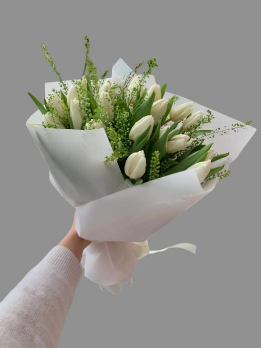 Тюльпаны белые с тласпи ― Мята