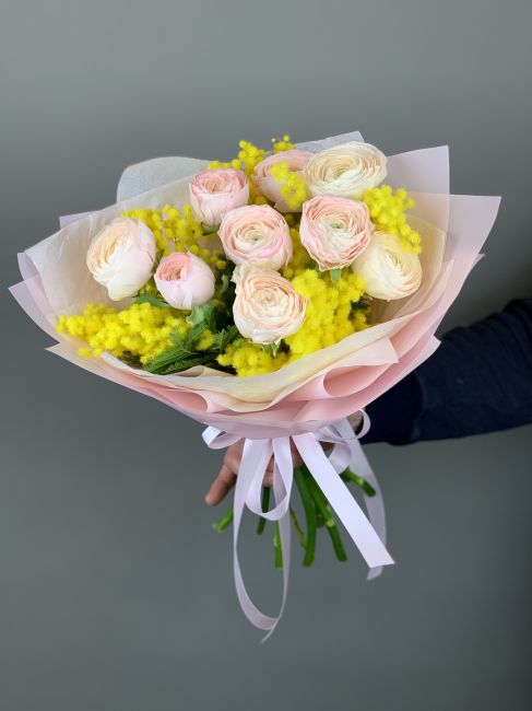 Нежно-розовые лютики с мимозой