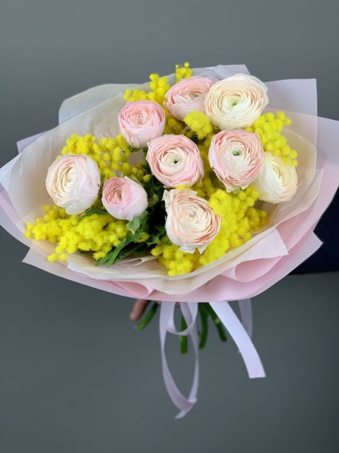 Нежно-розовые лютики с мимозой