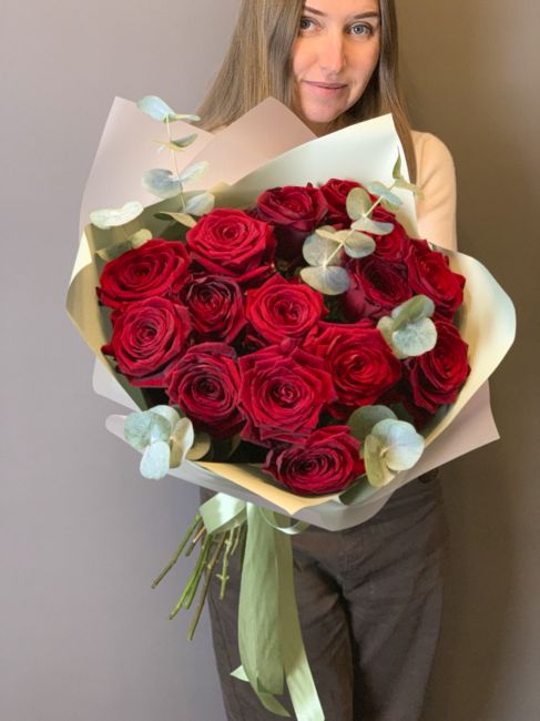 Букет из красных роз и эвкалипта 