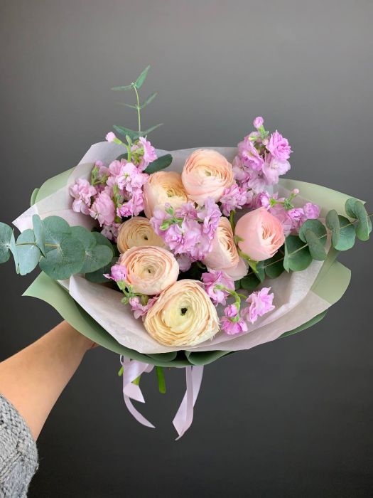 Нежный букет из ранункулюсов и маттиолы  ― Мята