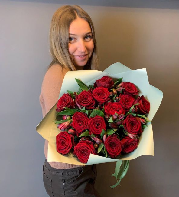 Букет из роз и альстромерии 