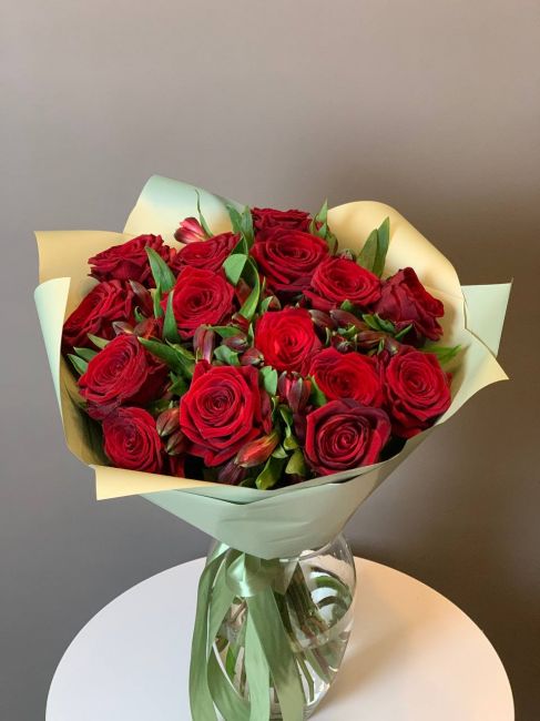 Букет из роз и альстромерии 