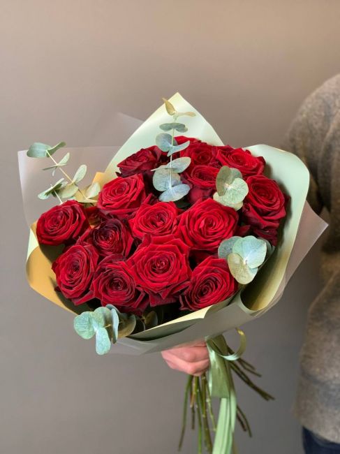 Букет из красных роз и эвкалипта 