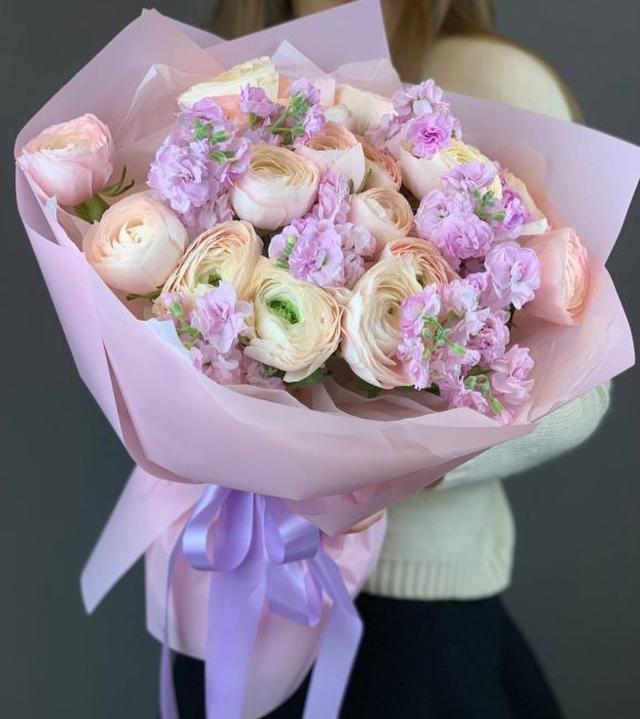 Нежный букет Ранункулюсы с маттиолой 