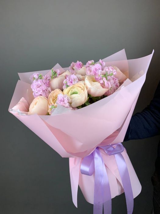 Нежный букет Ранункулюсы с маттиолой  ― Мята