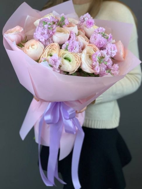 Нежный букет Ранункулюсы с маттиолой 