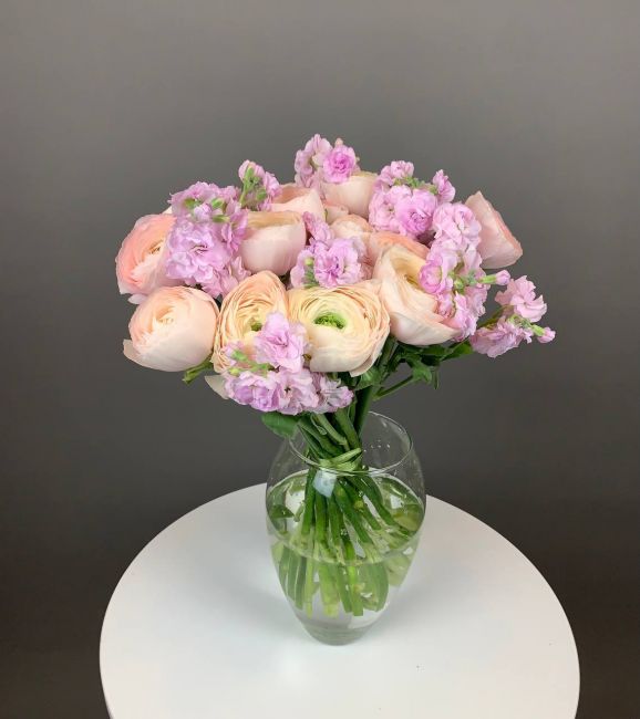 Нежный букет Ранункулюсы с маттиолой 