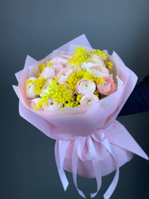 Весенний букет Ранункулюсы с Мимозой