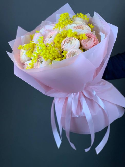 Весенний букет Ранункулюсы с Мимозой
