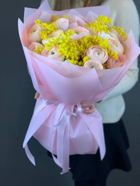 Весенний букет Ранункулюсы с Мимозой