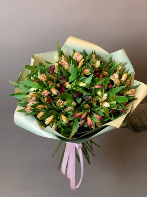 Моно букет из альстромерий