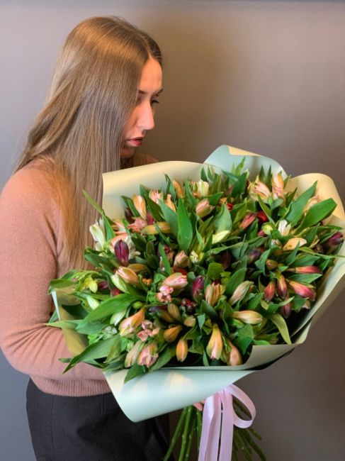 Моно букет из альстромерий