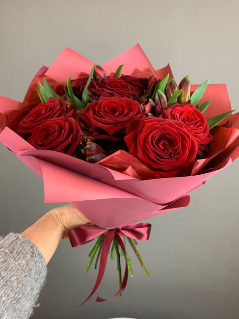 Розы с альстромерией