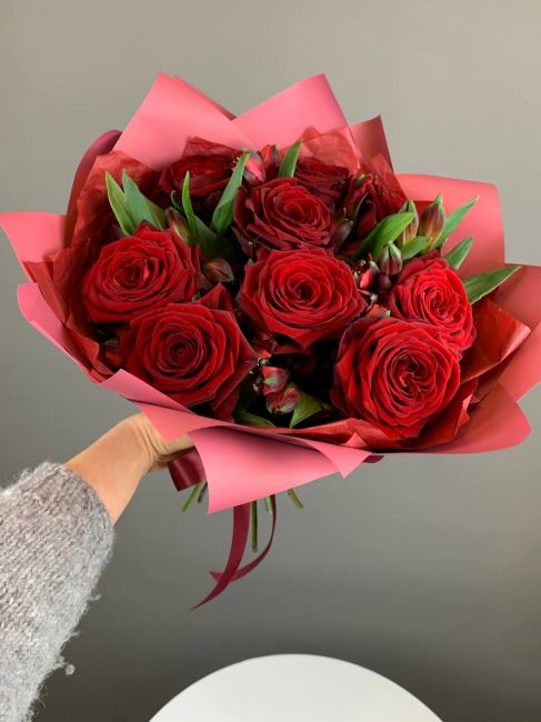 Розы с альстромерией