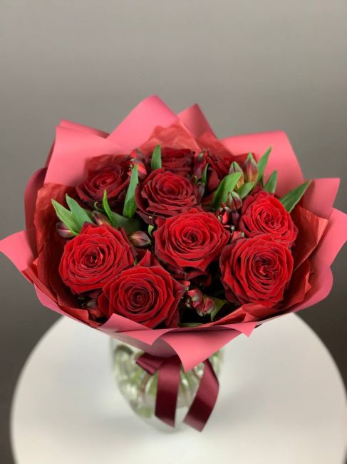 Розы с альстромерией