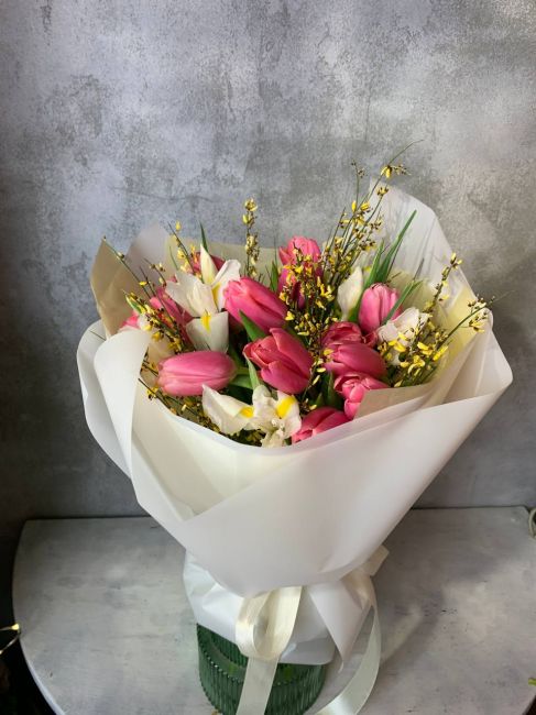 Букет тюльпаны с ирисами 